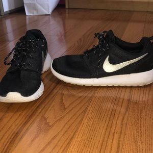 Nike Black and White Roshe